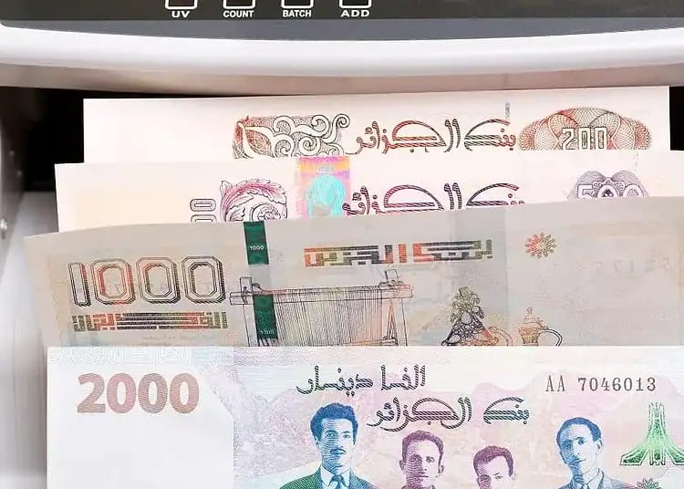 Billets de banque algériens de 2000 dinars en cash.