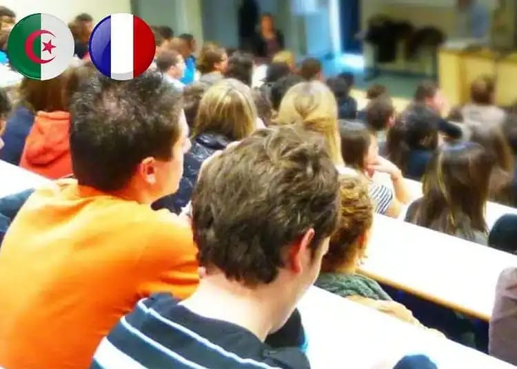 Étudiants algériens et français en conférence universitaire.