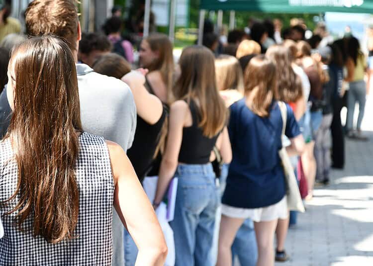 File d'étudiants étrangers en attente au Québec en 2026.