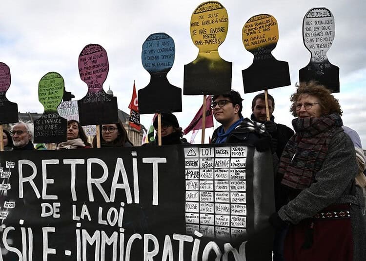 Régularisation des sans-papiers : ce qui change pour les Algériens de l’étranger Manifestants avec pancartes et silhouettes symboliques pour la régularisation.
