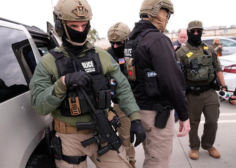 Policiers armés en intervention lors d'une opération aux USA.