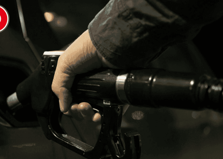 Agent contrôlant un véhicule pour la fraude au carburant en Algérie.