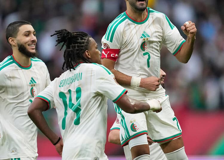 Analyse exclusive : les secrets du jeu Algérien à la CAN 2025 Joueurs algériens célébrant un but lors d'un match.