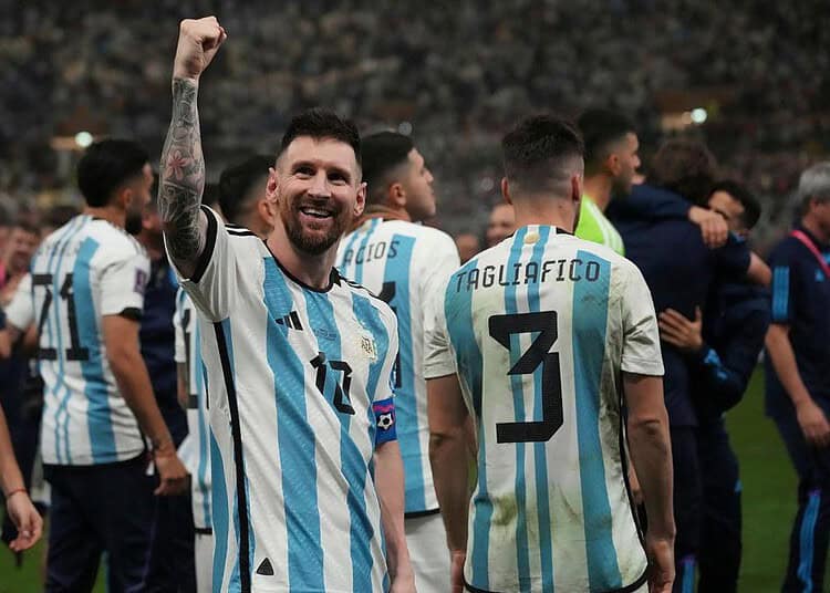Messi prépare son match d'adieu : voici ce qui l'attend Lionel Messi célèbre avec l'équipe argentine lors d'un match en Algérie.