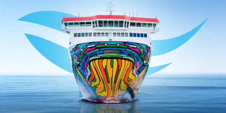 Ferry coloré en mer avec design artistique vibrant.