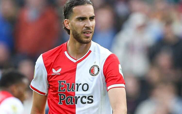 Zerrouki en action sur le terrain de football.