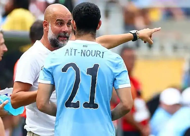 Malaise à Leeds : Rayan Aït Nouri et stars de City conspués Rayan Aït Nouri en pleine action sur le terrain de football.
