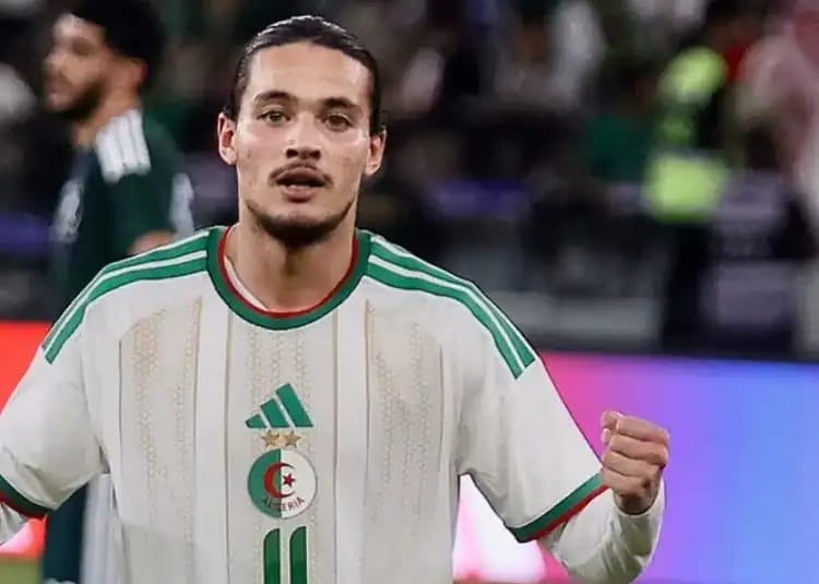 Algérie-Zambie : Hemdani passe son premier test avec succès Anis Hadj Moussa portant le maillot de l'équipe nationale algérienne.