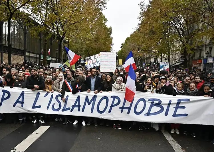 Manifestation avec pancarte "Stop à l'islamophobie" en France.
