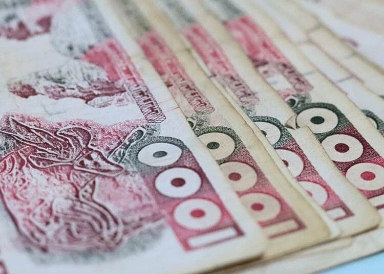Dinar algérien : l'euro chute, le dollar flambe soudainement Billets de 100 dinars algériens, vue rapprochée.