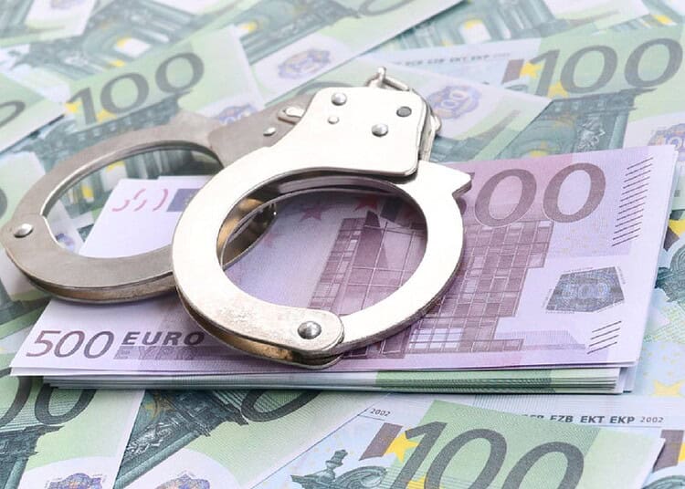 Menottes sur des billets de banque en euro.