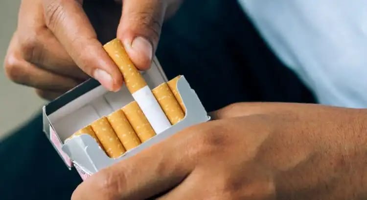 Cigarettes : les hausses prévues dès février 2026 Cigarettes dans une boîte, prêt à être fumés, image liée à la hausse des prix.