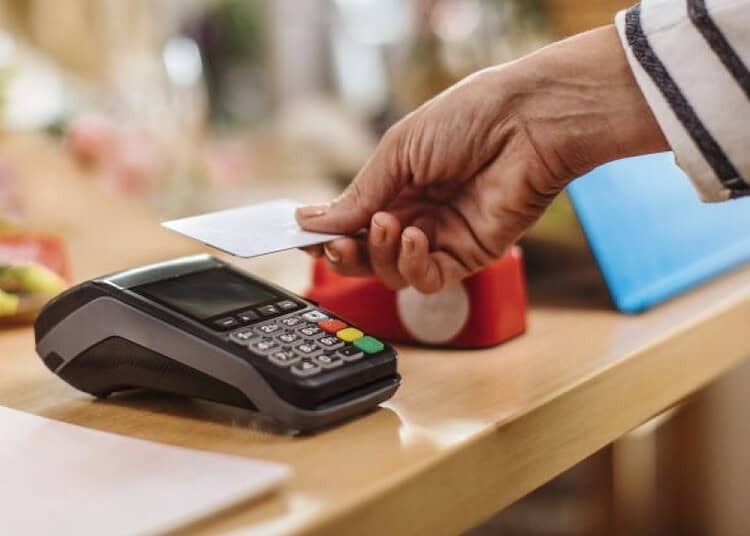 Transaction par carte bancaire avec terminal de paiement électronique.