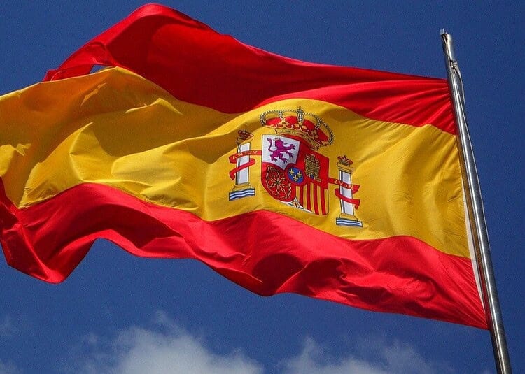 Drapeau de l'Espagne flottant dans le ciel bleu.