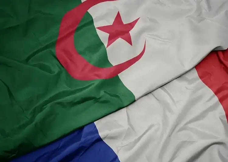 Drapeaux d'Algérie et d'Italie côte à côte.