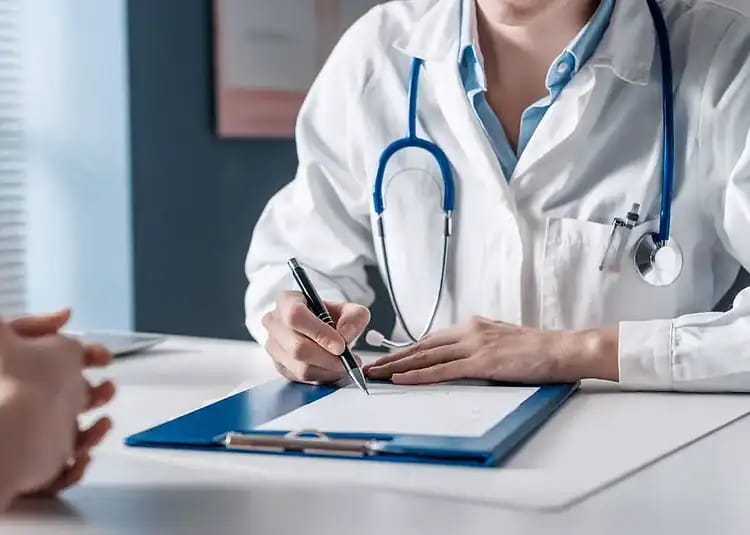 Médecin algérien en consultation avec un patient en France.
