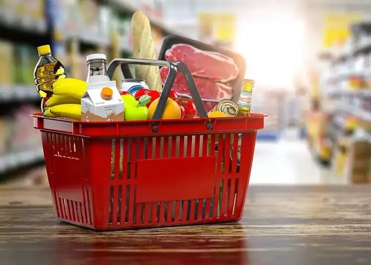 Panier d'épicerie avec fruits, légumes et produits alimentaires.