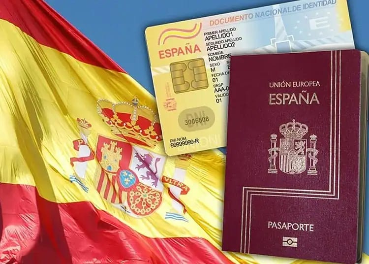 Espagne : une initiative innovante pour les soins des sans-papiers Passeport, carte d'identité et drapeau espagnol en arrière-plan.