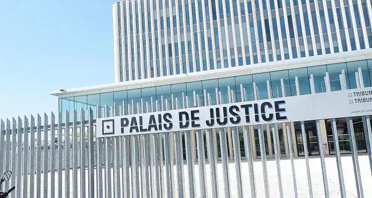 Palais de Justice moderne avec grille en métal à Alger.