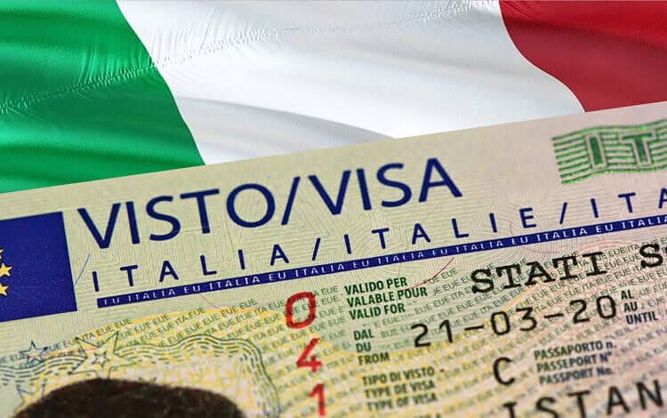 Italie : 500 000 visas de travail prévus d’ici 2028 Visa de travail italien avec drapeau italien en arrière-plan.