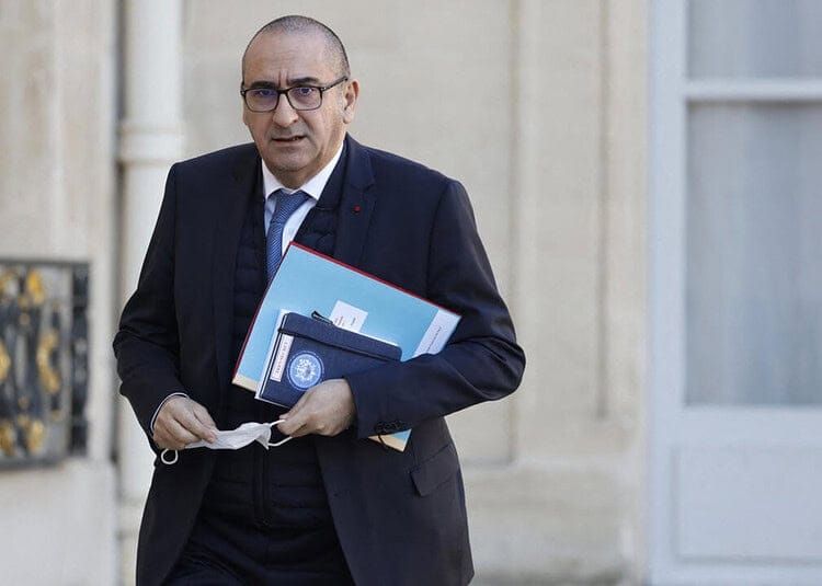 Algérie et France : les 3 secteurs clés qui renaissent Homme en costume avec documents à Alger, progrès en immigration.
