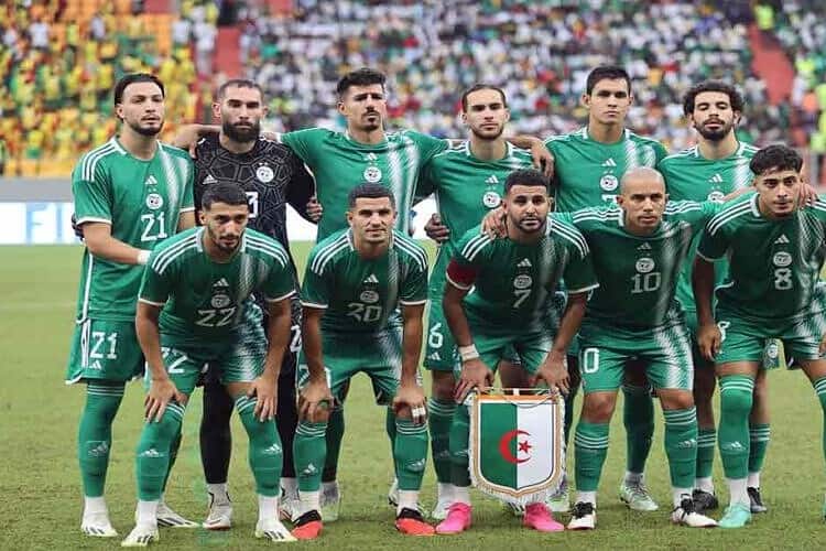 L'équipe d'Algérie en maillot vert avant un match important.