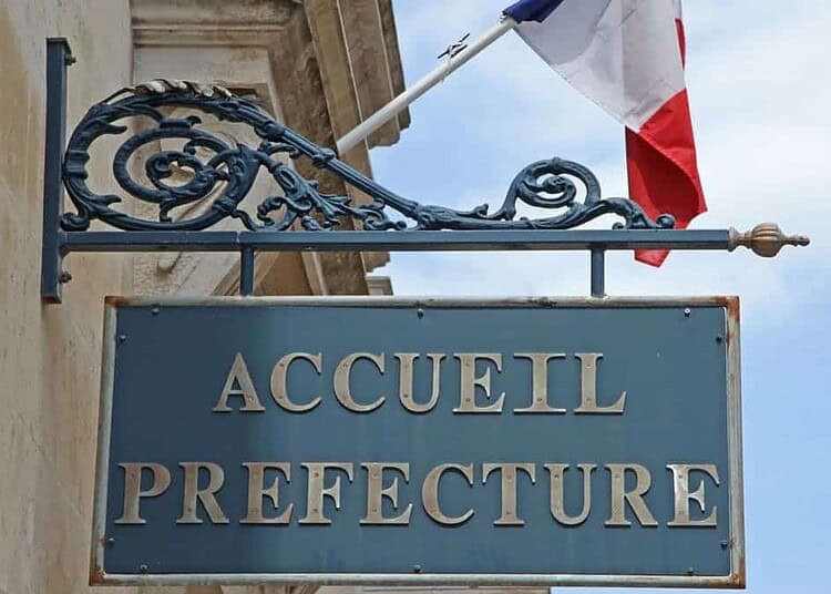 Votre titre de séjour en attente ? Comprendre les blocages de la préfecture Panneau d'accueil de la préfecture avec drapeau français.