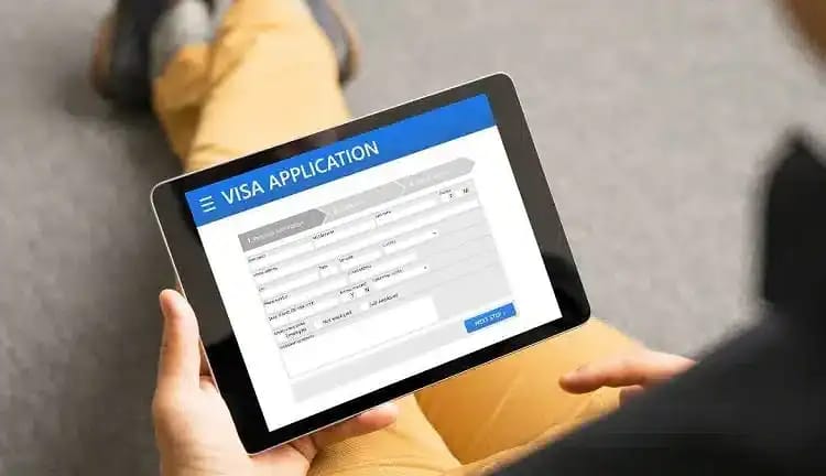 Formulaire de demande de visa sur tablette pour le Royaume-Uni.