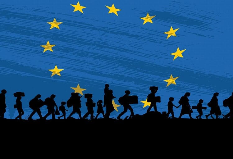 Silhouettes de migrants marchant sous le drapeau de l'Union européenne.