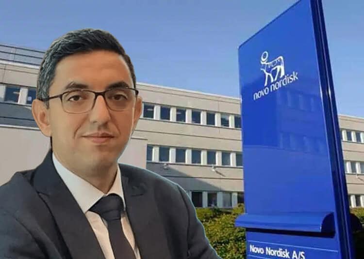 Un Algérien à la direction de Novo Nordisk en Arabie Homme d'affaires en costume devant le bâtiment Novo Nordisk.
