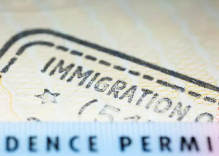 Royaume-Uni : Nouvelle exigence pour le permis de séjour ! Permis de séjour britannique avec mention d'immigration.