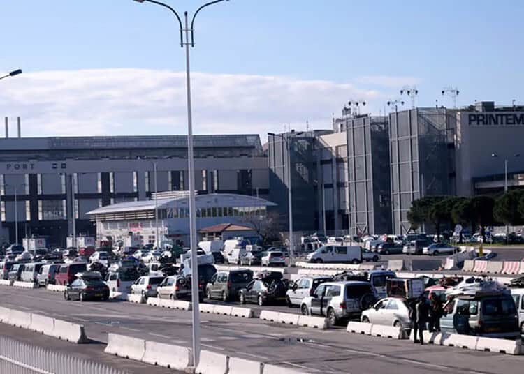 Stationnement de voitures volées à Marseille, en route vers l'Algérie.