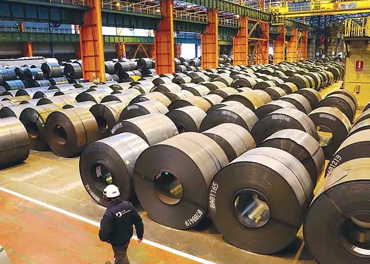 Acier d'Algérie : une décision américaine qui va tout changer ! Grandes bobines d'acier dans une usine de fabrication industrielle.
