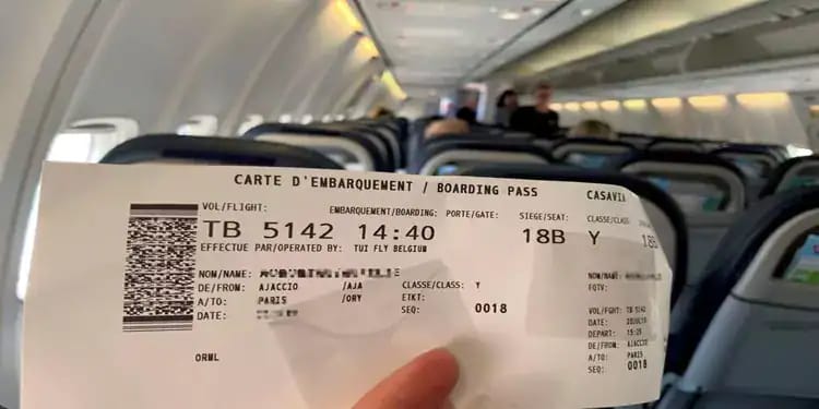 Passeport et carte d'embarquement pour voyage en Algérie.