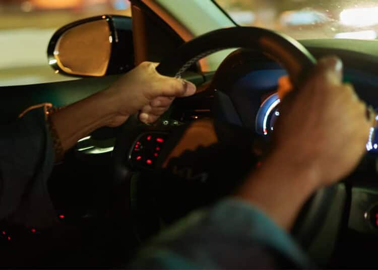 Conducteur de VTC au volant dans une voiture moderne.