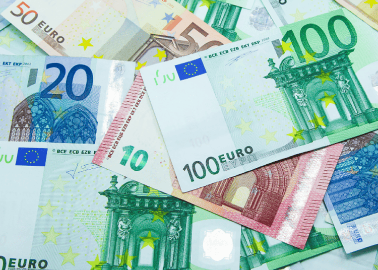 Billets en euros confisqués lors d'une opération policière à Oran.