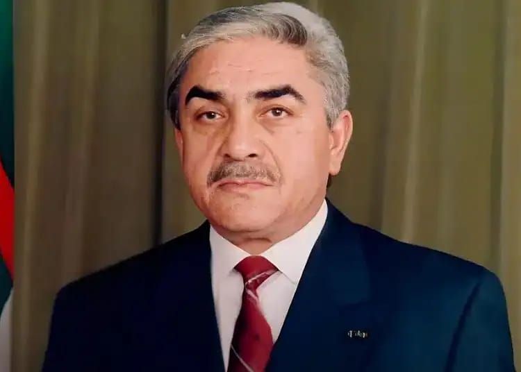 Liamine Zeroual : L'homme qui a bouleversé l'Algérie et le Maroc Liamine Zeroual, homme politique algérien, en costume formel.