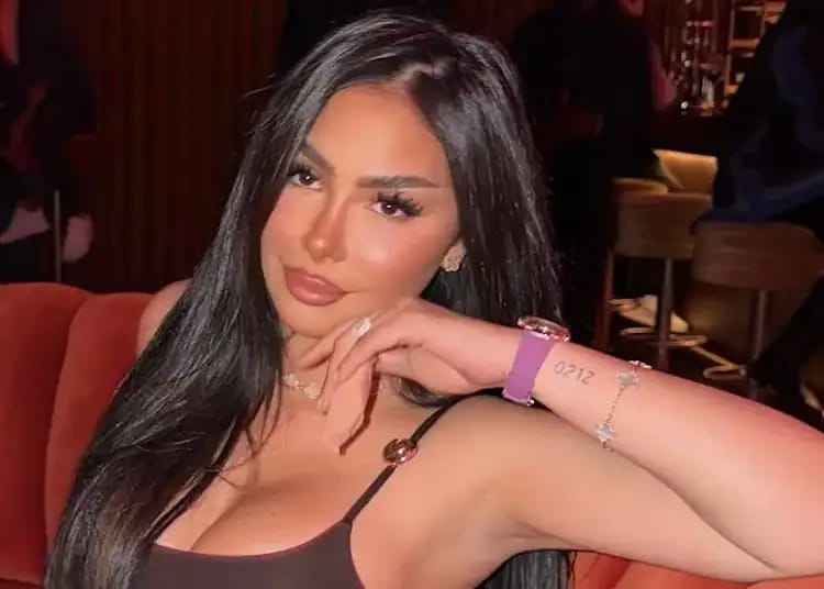 Maeva Ghennam dans un lieu chic à Dubaï, portant une tenue élégante.