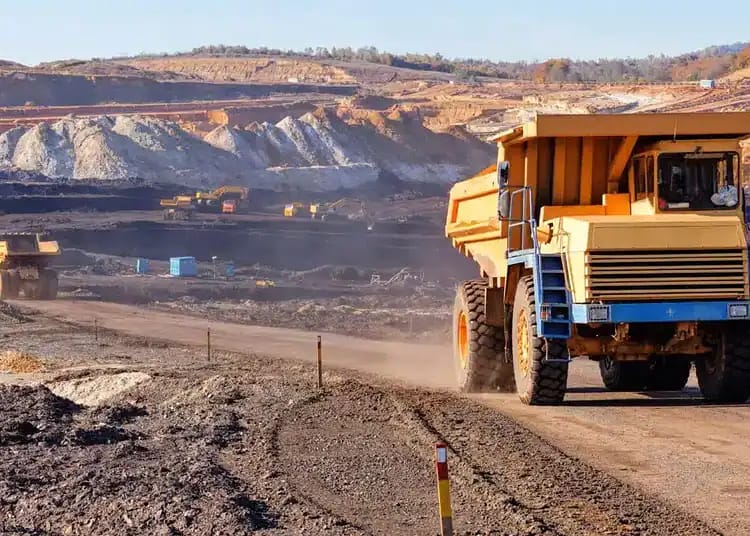 Découverte de la mine de Bled El Hadba : une date clé révélée ! Camion de mine en action à Bled El Hadba, site minier au Maghreb.