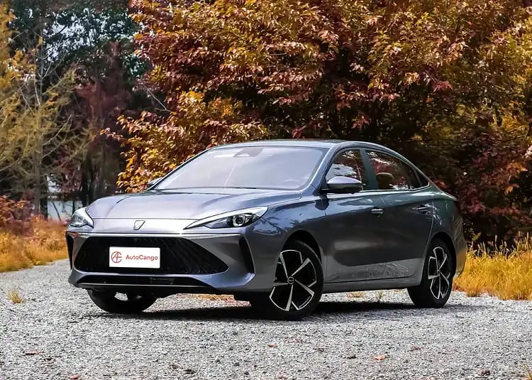 Roewe i5 : Découvrez la berline compacte qui séduira l'Algérie ! Roewe i5 berline compacte gris foncé sur route d'automne.
