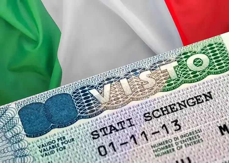 Italie : obtention plus facile du visa Schengen ! Visa Schengen pour l'Italie avec drapeau italien en arrière-plan.