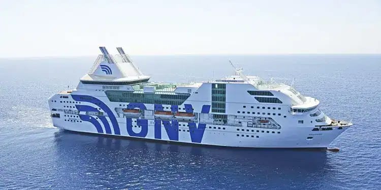 Ferry GNV en mer, traversée France-Algérie, transport maritime.