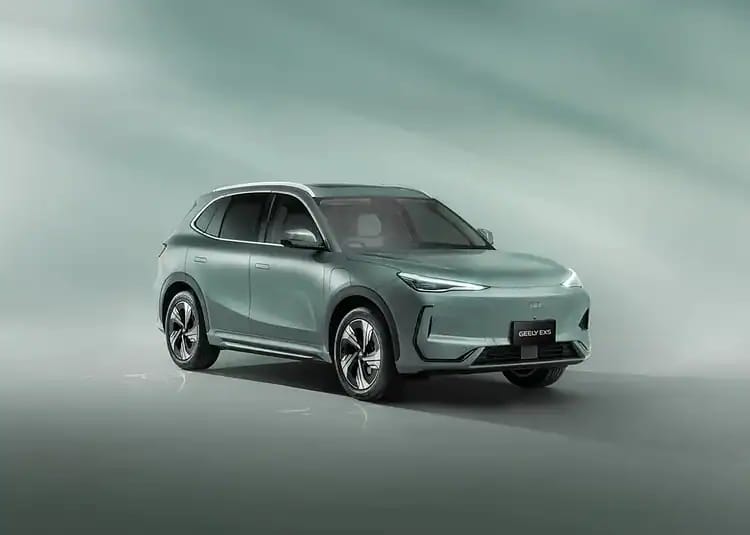 Geely : l'incursion surprenante dans le secteur spatial algérien SUV électrique Geely en couleur vert pastel dans un studio minimaliste.