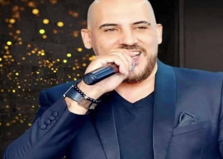 Un chanteur marocain aurait dérobé "Mabrouk Alina" Chanteur marocain avec micro lors d'une performance live.