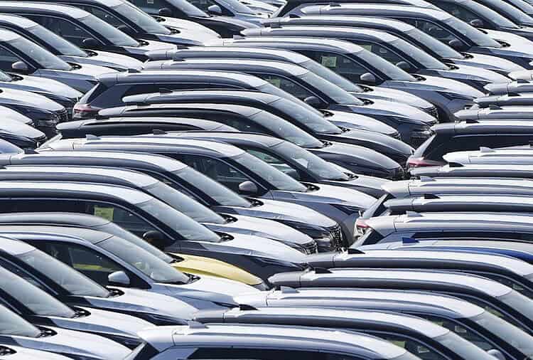 Nouvelles règles d'importation de voitures pour les Algériens expatriés Grand parking de voitures neuves en Algérie, prêt pour la vente.