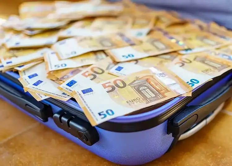 Découverte étonnante : 5 500 euros dissimulés à Alger ! Fonds de 5500 euros en billets de 50 euros dans une valise ouverte.
