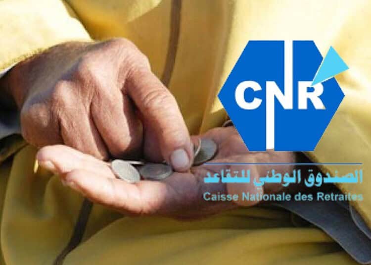 Retraités en Algérie : découvrez le nouveau service innovant Main d'un retraité algérien tenant des pièces de monnaie.