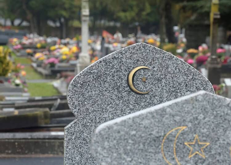 Tombeau avec symbole islamique dans un cimetière en France.