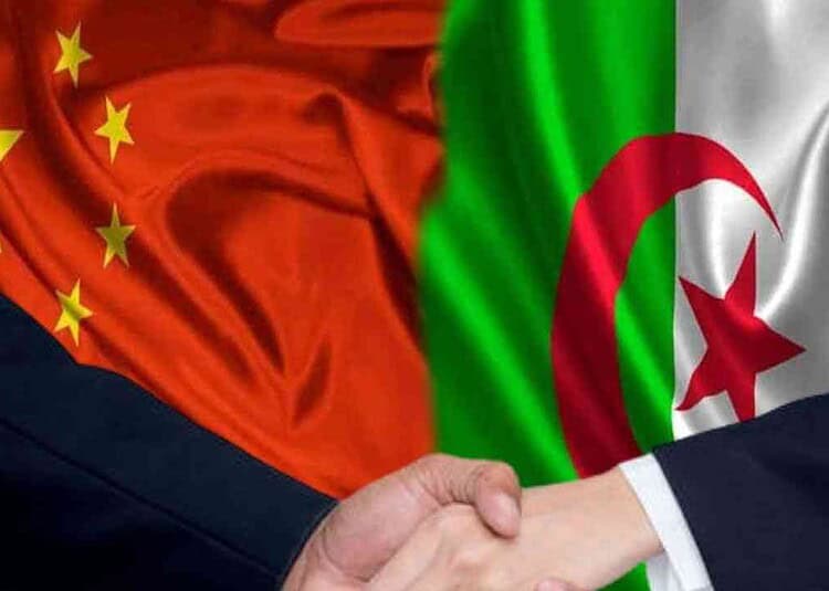 Poignée de main entre deux personnes avec drapeaux Algérie et Chine en arrière-plan.