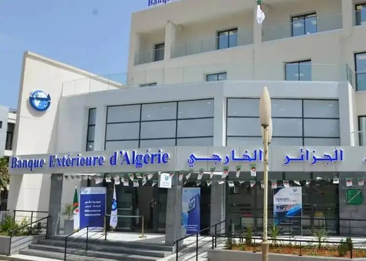Algérie : interdiction de banques pour le commerce extérieur ? Agence de la Banque Extérieure d'Algérie avec drapeaux algériens.